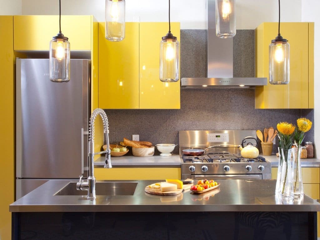 Mẫu trang trí nhà bếp đẹp tông màu vàng bóng sáng hiện đại tính tế