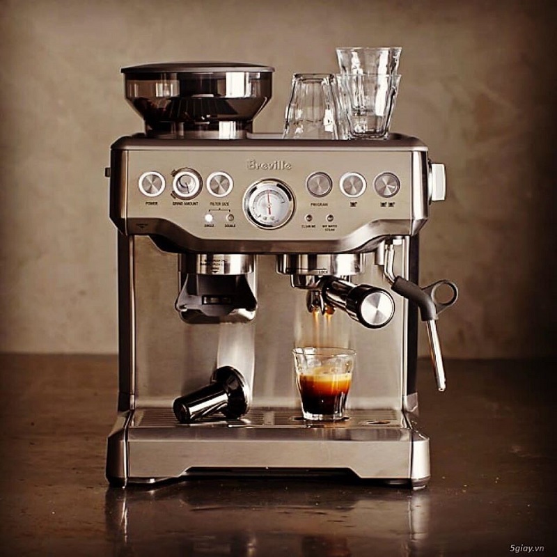 Máy pha cà phê tự động sẽ tự vận hành hoàn toàn bắt đầu từ việc xay hạt cà phê, pha chế và cho ra những ly Espresso, Cappuccino đạt tiêu chuẩn. 