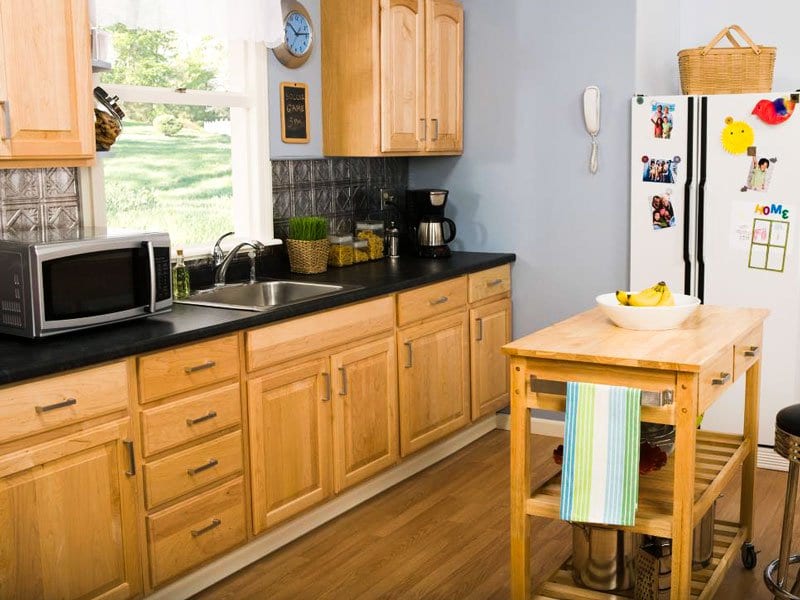 Trang trí nhà bếp đẹp chất liệu gỗ xoan đào tự nhiên, màu sắc hài hòa