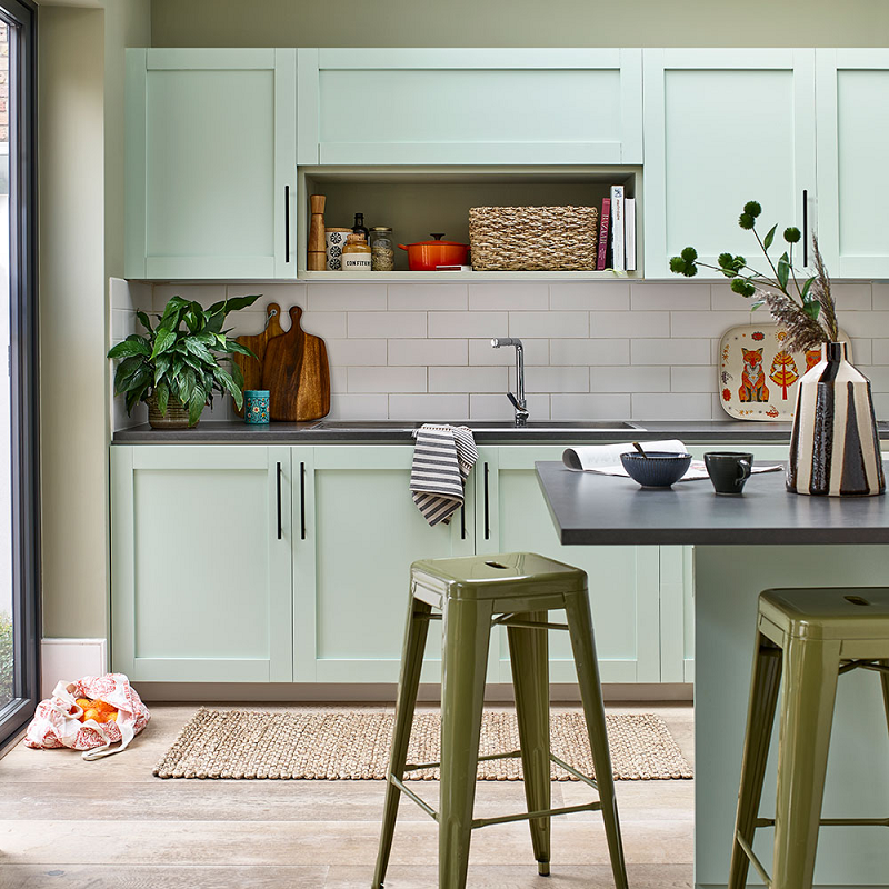 Tủ bếp giá rẻ màu xanh pastel tạo cảm giác mát mẻ, gần gũi thiên nhiên cho căn bếp chữ I