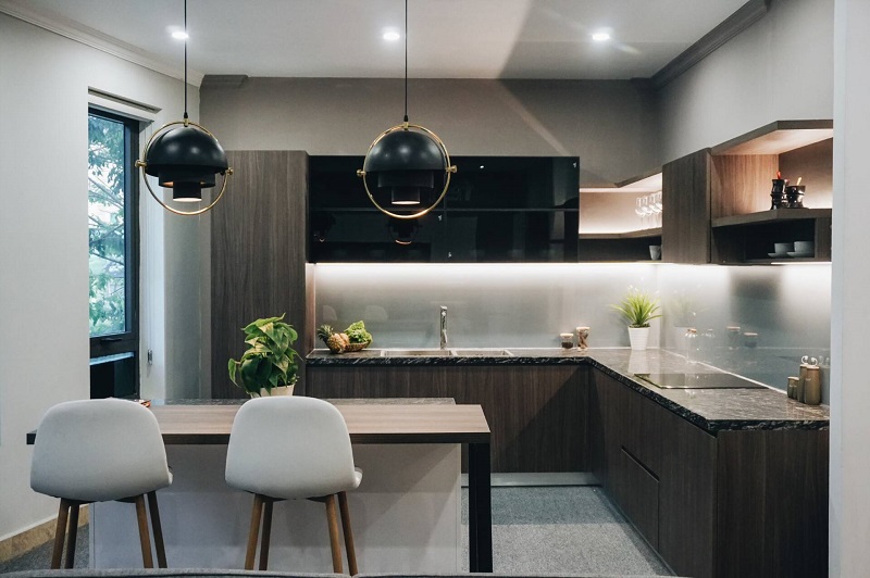 Với không gian nhà bếp nhỏ chúng ta nên chọn tủ bếp nhựa chữ L với tông màu trắng sáng để tạo cảm giác rộng rãi một cách hiệu quả.