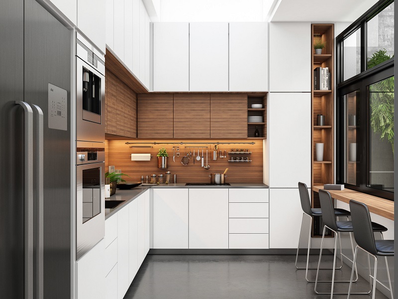 Ánh sáng tự nhiên từ khung của sổ kết hợp với tủ bếp chữ L màu trắng mang lại cảm giác rộng rãi và sinh động hơn cho phòng bếp nhỏ nhà bạn