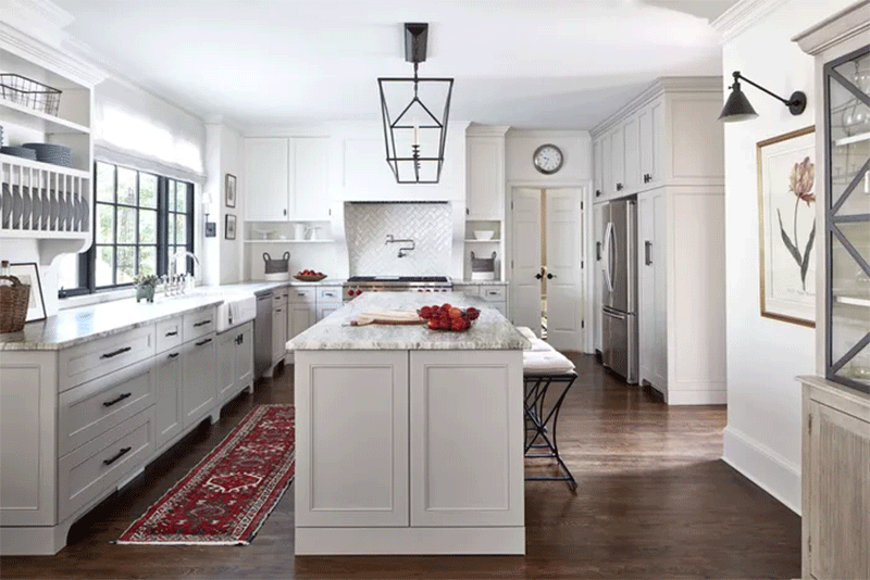 Không gian bếp cổ điển pha lẫn hiện đại với đá Granite White Princess ốp bếp.