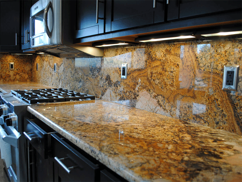 Bề mặt bếp được ốp đá tự nhiên Granite Mascarello đầy nổi bật với gam vàng ấm cúng.