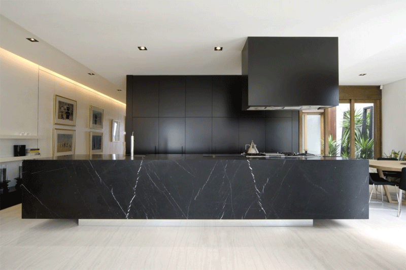 Đá Marble đen vân xám mang lại nét đẹp đầy ấn tượng, độc đáo cho không gian bếp.