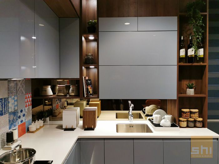 Tủ bếp chữ l phủ acrylic cho căn hộ nhỏ - hình 02