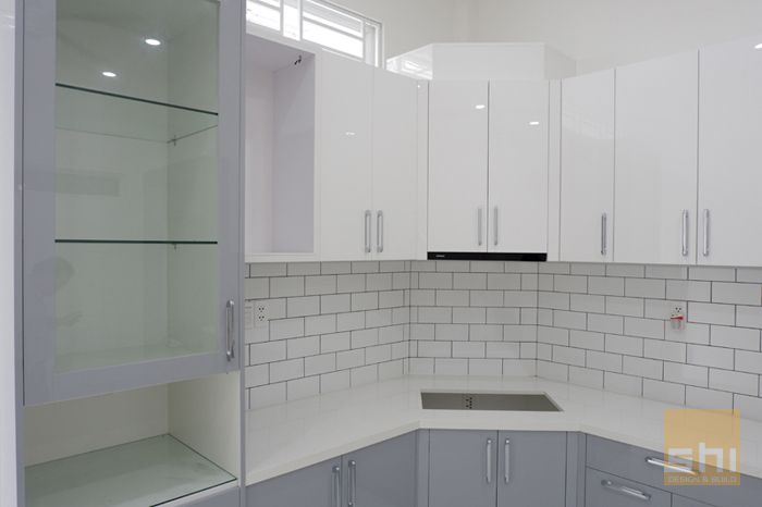Mẫu tủ bếp chữ L phủ acrylic đẹp đơn giản - hình 03
