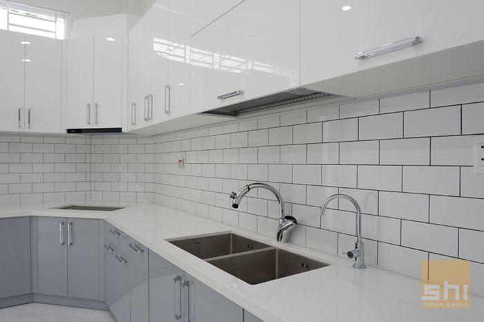 Mẫu tủ bếp chữ L phủ acrylic đẹp đơn giản - hình 02