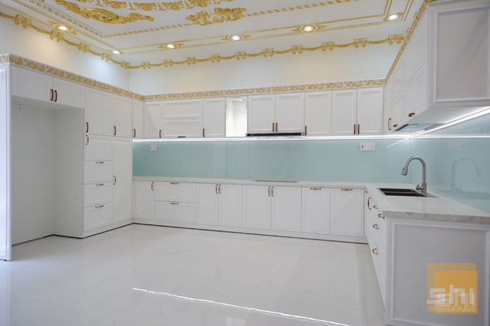 Mẫu tủ bếp tân cổ điển cho nhà phố, biệt thự sơn 2k