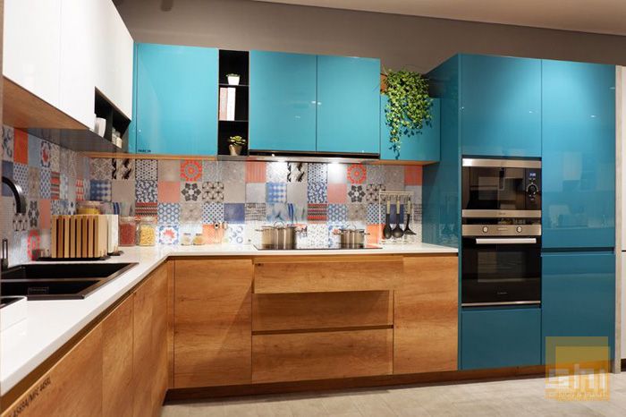 Mẫu tủ bếp dưới phủ melamine kết hợp bếp trên phủ acrylic sang trọng - hình 02