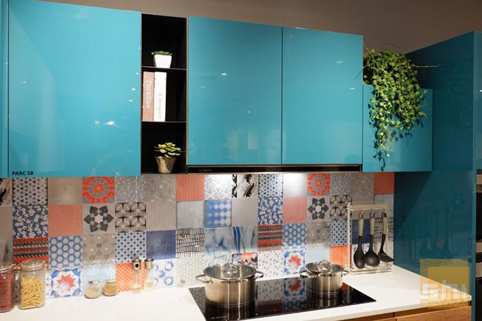 Mẫu tủ bếp dưới phủ melamine kết hợp bếp trên phủ acrylic sang trọng - hình 04