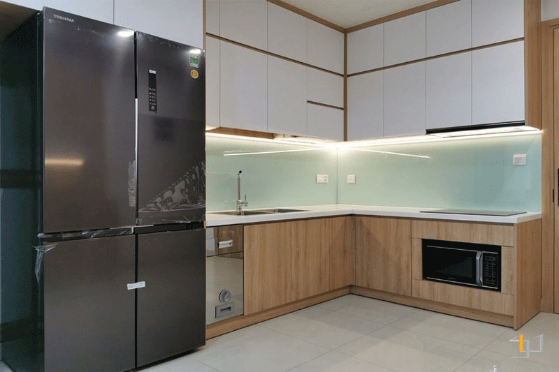 Mẫu tủ bếp Melamine trắng – vân gỗ nhạt kết hợp với đá trắng sứ ốp tường.