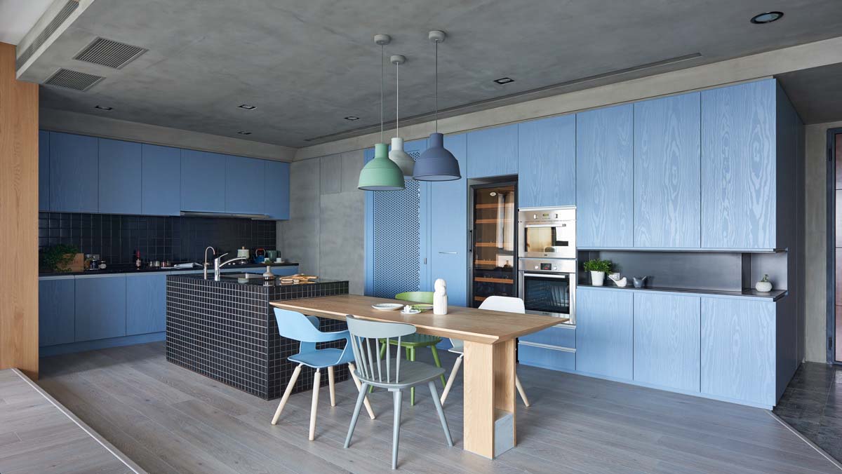 Tủ bếp màu xanh coban kết hợp với đảo bếp nhẹ nhàng, xinh xắn