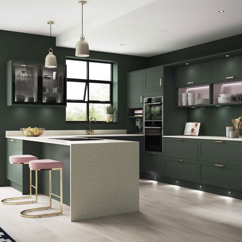 Tủ bếp trên và tủ bếp dưới được thiết kế tương đồng với nhau và tông xuyệt tông với màu chủ đạo của cả không gian bếp
