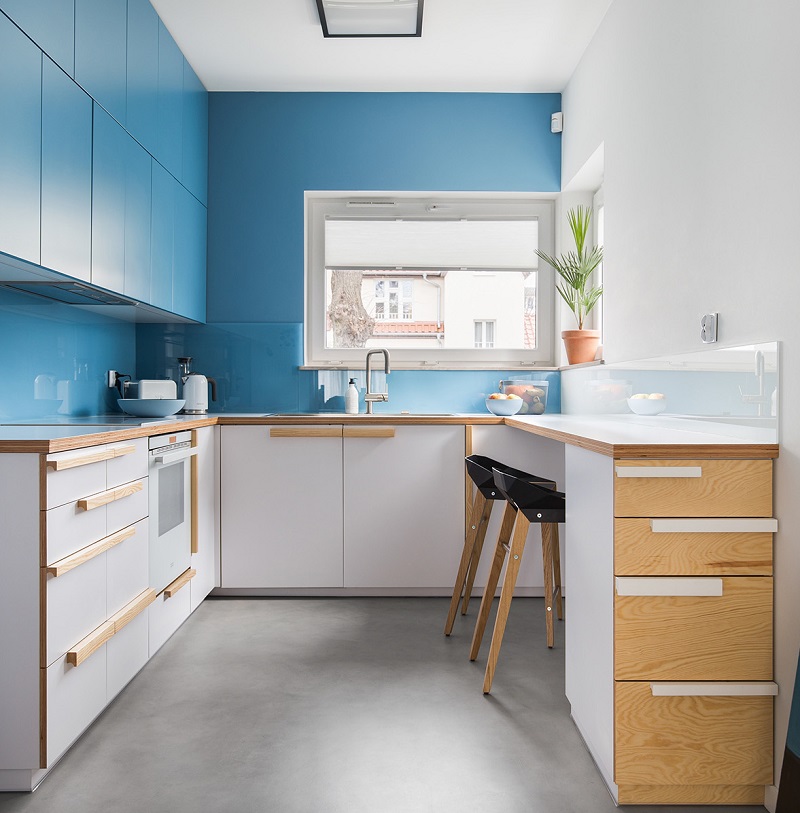 Tủ bếp có màu xanh chủ đạo