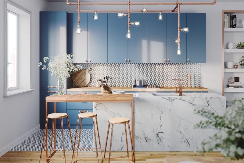 Tủ bếp màu xanh coban kết hợp với đảo bếp đá Marble trắng nhẹ nhàng, xinh xắn
