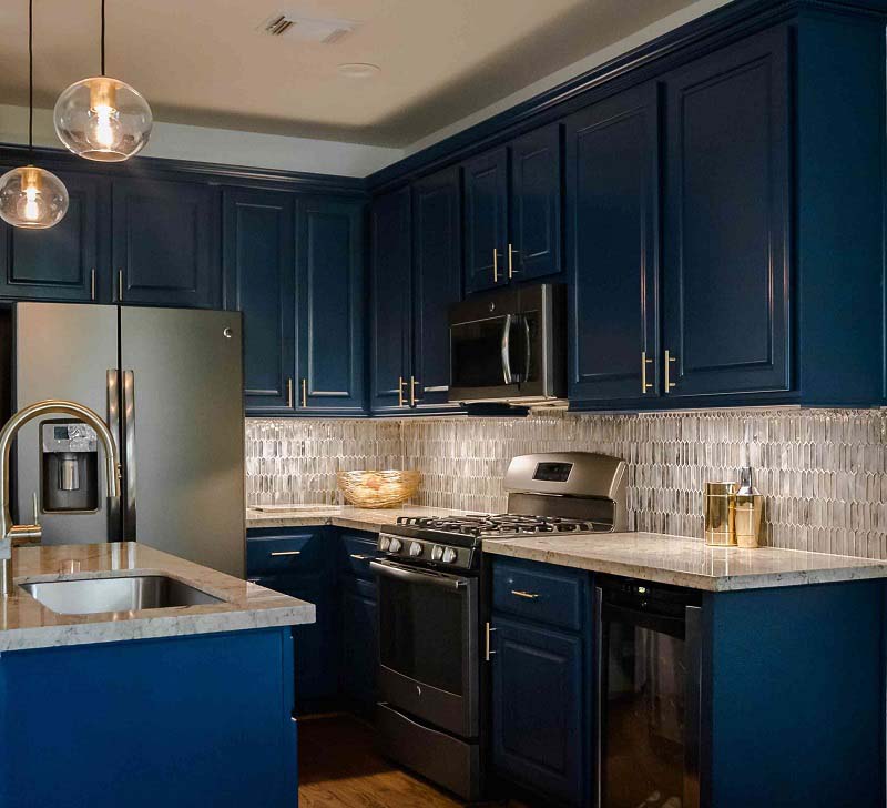 Tủ bếp màu xanh phong cách tân cổ điển làm từ gỗ tự nhiên