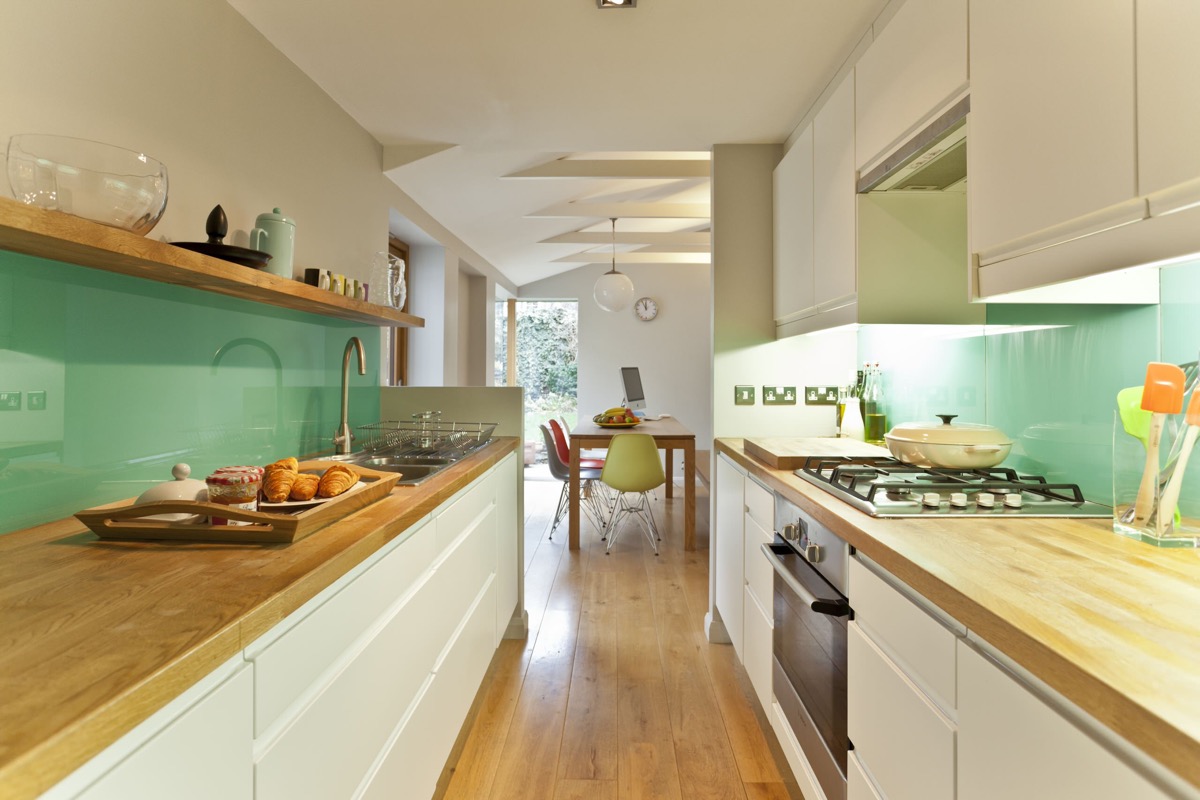 Tủ bếp màu xanh xếp song song