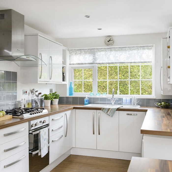 Với việc tối đa hóa ánh sáng tự nhiên và cải thiện không khí lưu thông, phòng bếp có cửa sổ giúp bạn tận hưởng một không gian sống thỏa mái và chất lượng hơn. Hãy cùng ngắm nhìn các thiết kế phòng bếp đẹp và hiện đại với cửa sổ tuyệt vời này.