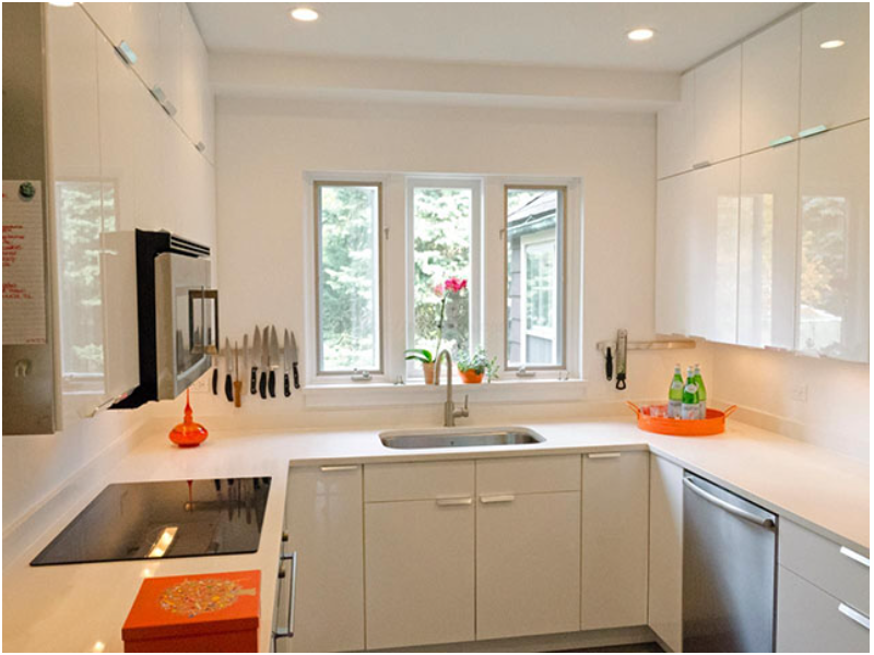 Bạn có thể tận dụng ánh sáng tự nhiên để phòng bếp nhỏ thêm thoáng