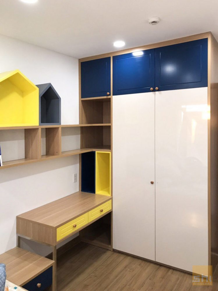 Tủ Acrylic tích hợp bàn học trong căn hộ Dragon Hill 2 do S-housing thiết kế và thi công