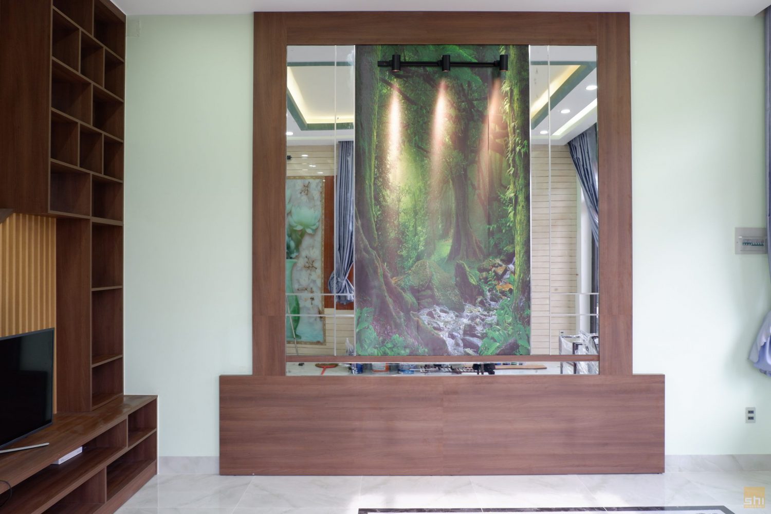 Vách kính thủy vát cạnh có khung gỗ trang trí trong công trình nhà phố Củ Chi do S-housing thực hiện