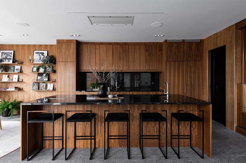 Phòng bếp biệt thự hiện đại với chất liệu gỗ chủ đạo