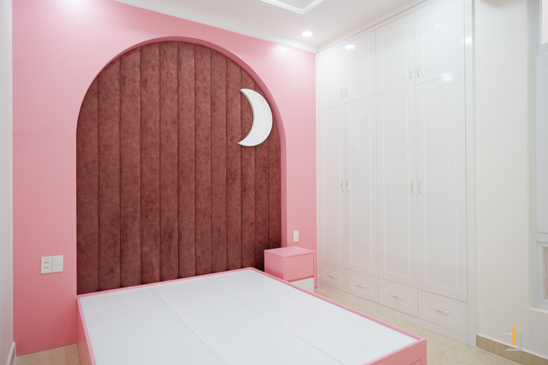 Thi công nội thất hoàn thiện vách đầu giường con gái