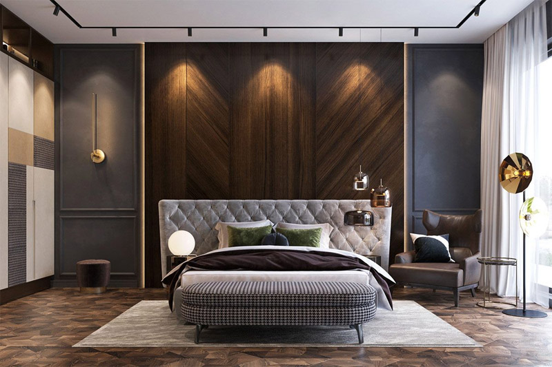 Giường ngủ nổi bật trên nền tường dán giả gỗ màu nâu trầm ấm
