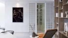 Bức tranh treo tường tạo thêm điểm nhấn cho khu vực này