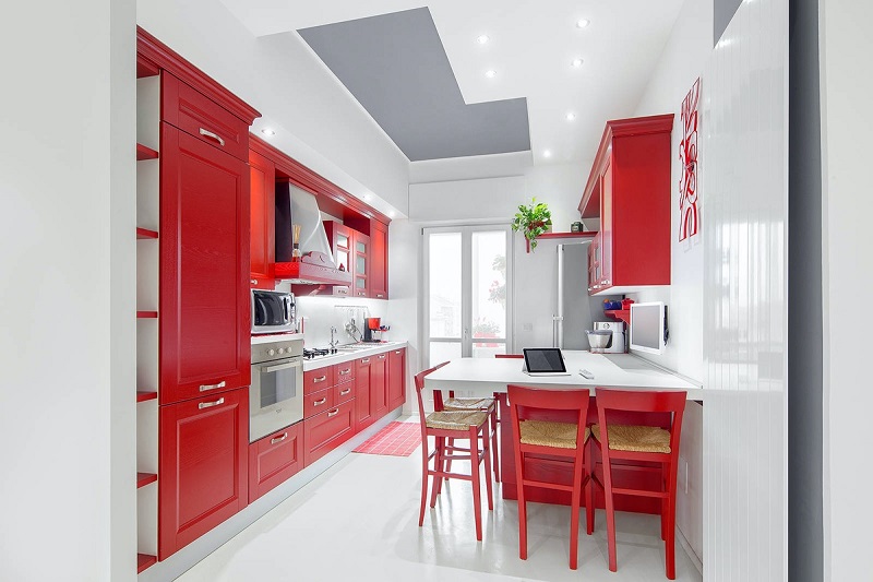 Nhà bếp đẹp phong cách tân cổ điển kết hợp cùng sắc đỏ ấn tượng