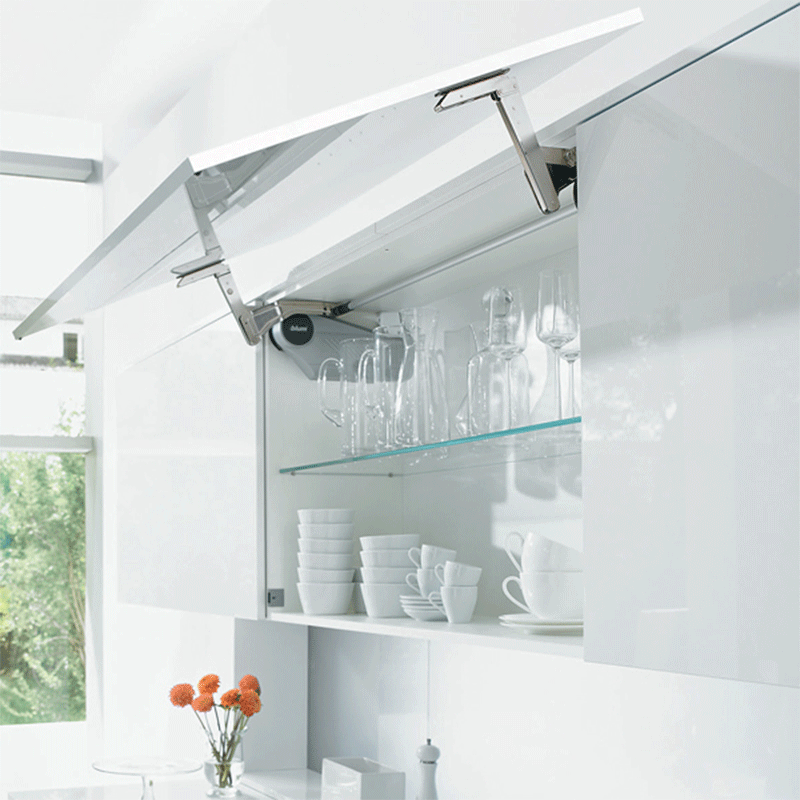 Tay nâng cánh tủ bếp bảo vệ an toàn cho những thành viên trong gia đình.