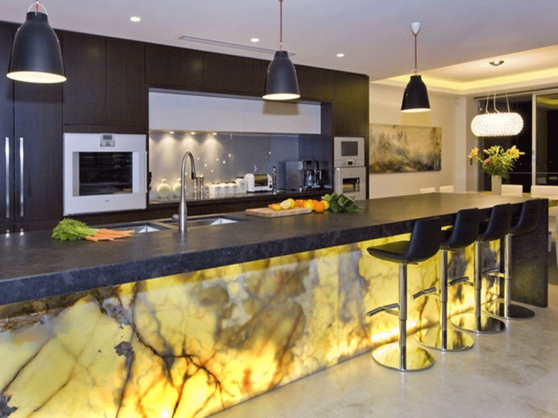 Vật liệu đá xuyên sáng giúp “nâng tầm” cho không gian nhà bếp.