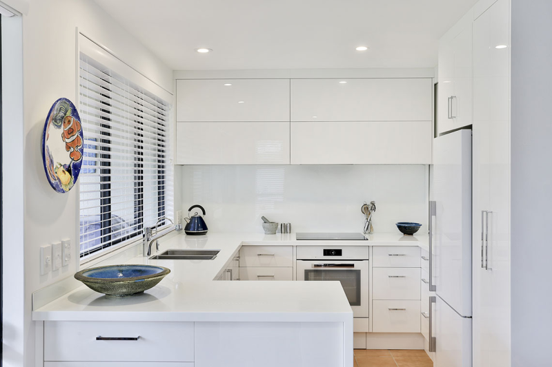 Tủ bếp màu trắng chữ U có cửa sổ đẹp cho nhà chung cư