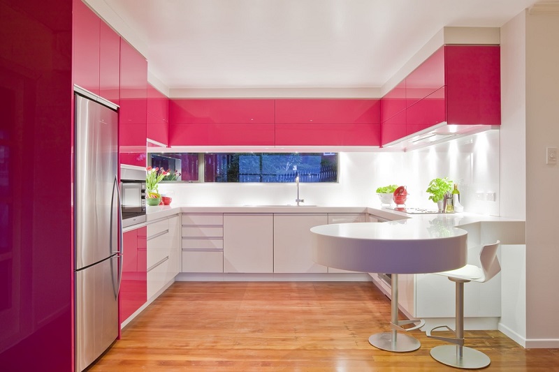 Tủ bếp chất liệu Acrylic sáng bóng cùng màu hồng đỏ nổi bật tạo nên không gia bếp độc đáo