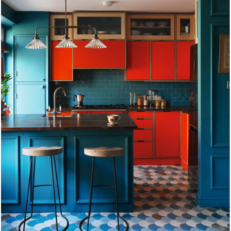Trang trí nhà bếp với 2 màu chủ đạo xanh - cam sẽ giúp phòng bếp trở nên hiện đại và độc đáo hơn.