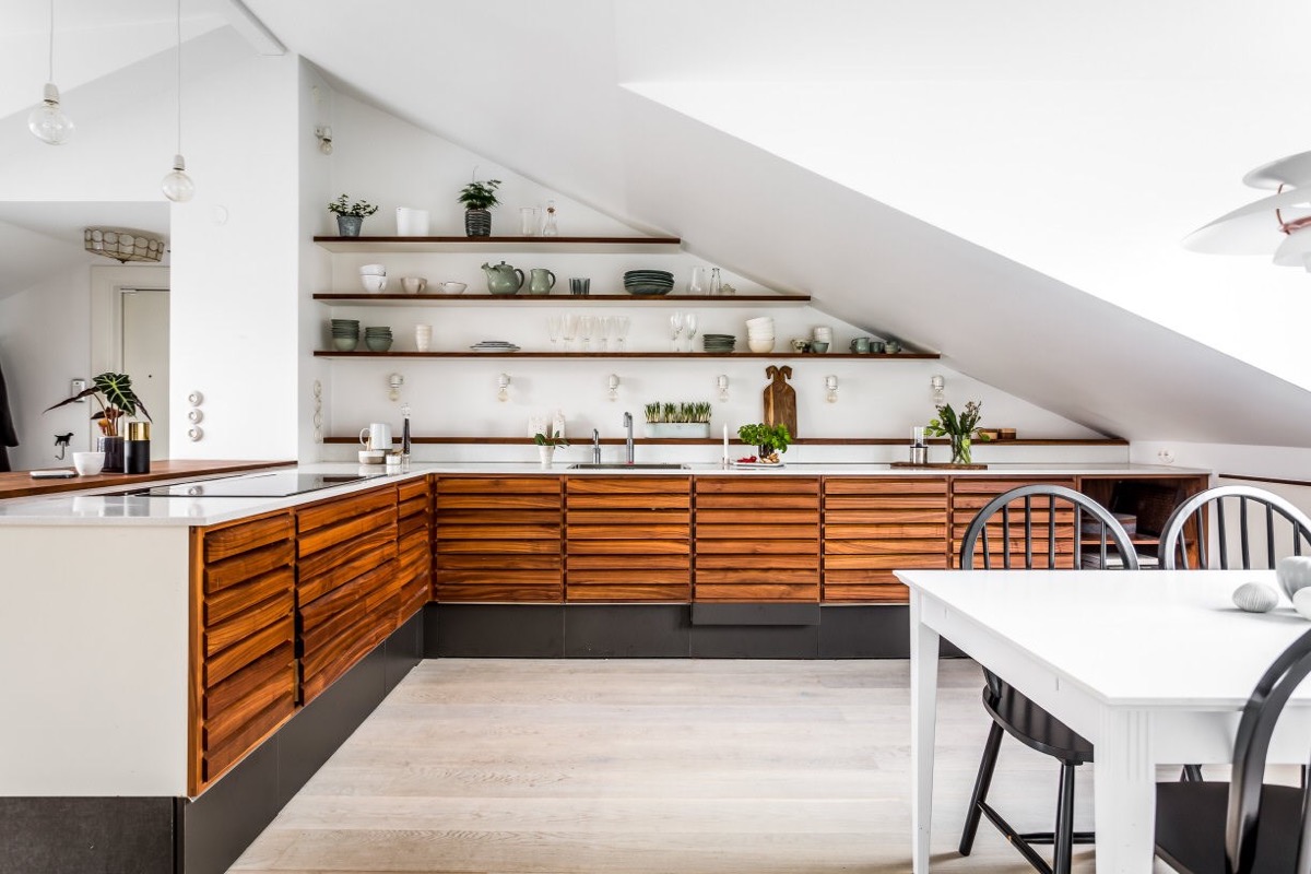 Cách trang trí nhà bếp đẹp mà đơn giản tận dụng gầm cầu thang