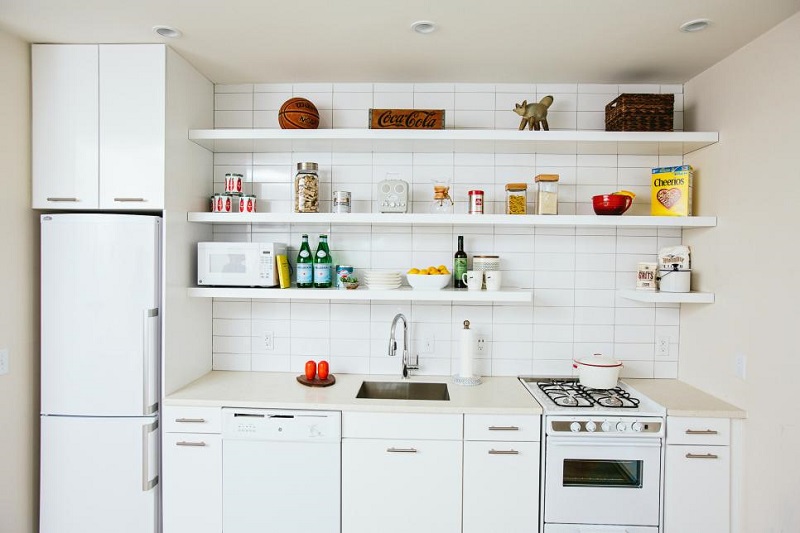 Thay vào đó bạn có thể thiết kế kệ mở để tạo không gian thoáng đãng hơn cho tủ bếp nhỏ