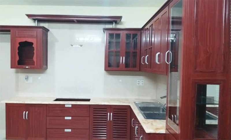Tủ bếp nhôm kính được phủ một lớp sơn giả gỗ giúp tăng tính thẩm mĩ cho không gian bếp.