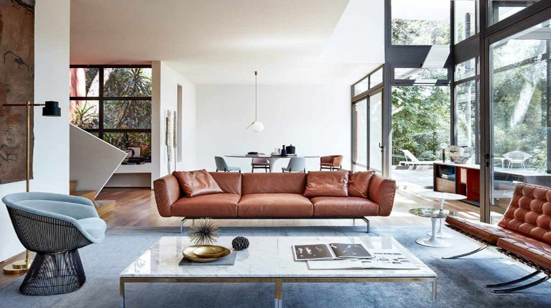 Sofa màu cam đất tạo điểm nhấn cho căn nhà