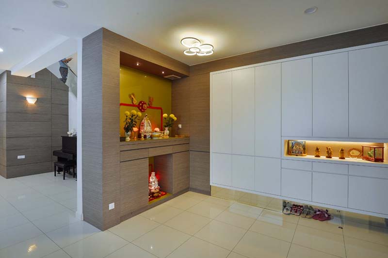 Bàn thờ đặt trong cửa hàng