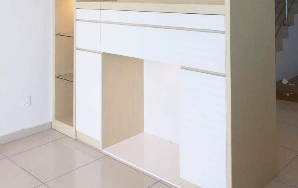 Kết hợp màu trắng và vân gỗ sáng cho tủ bàn thờ