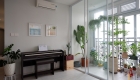 Bố trí đàn piano gần ban công