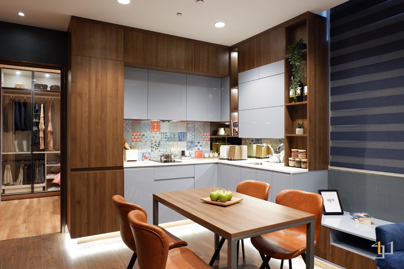 Nhà bếp căn hộ 45m2 tone xám cùng bàn ăn nhỏ gọn thích hợp cho đôi vợ chồng trẻ