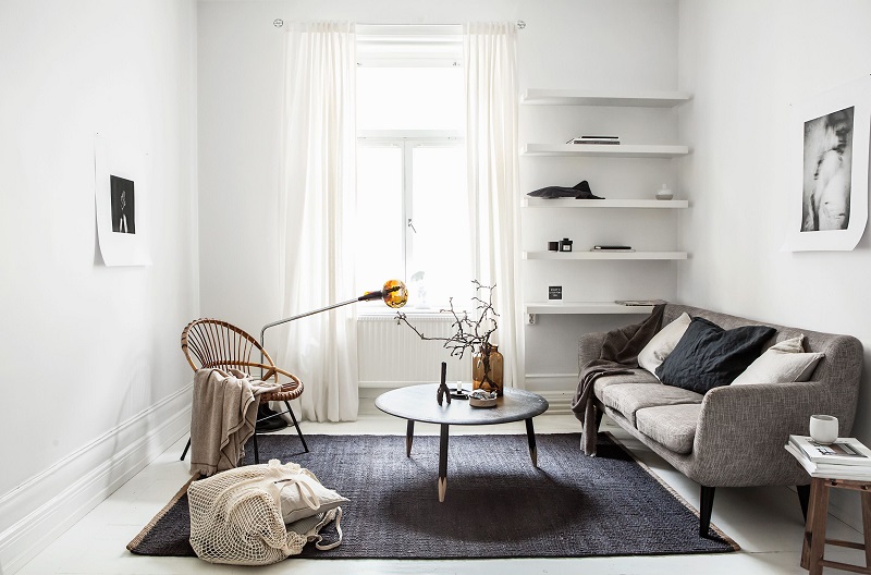 Phòng khách căn hộ 45m2 mang phong cách minimalism với tone màu trắng và xám