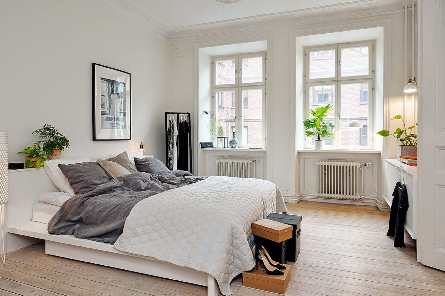 Cách bày trí quen thuộc trong những không gian phòng ngủ phong cách Scandinavian của căn hộ 45m2