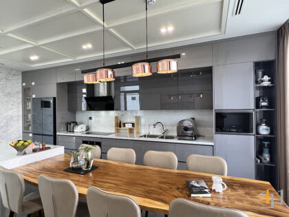 Hệ tủ bếp Acrylic xám cực hiện đại trong dự án nhà phố Japandi Cộng Hòa