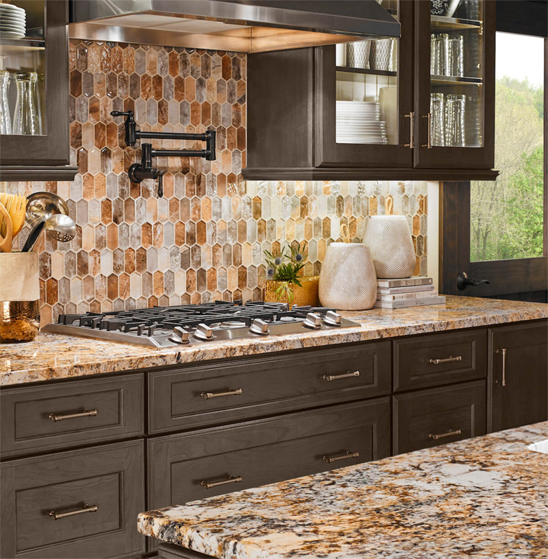 Bề mặt đá Granite tông nâu đồng bộ với phần tủ gỗ tạo nên sự hài hòa và cân đối trong mẫu phòng bếp đẹp này