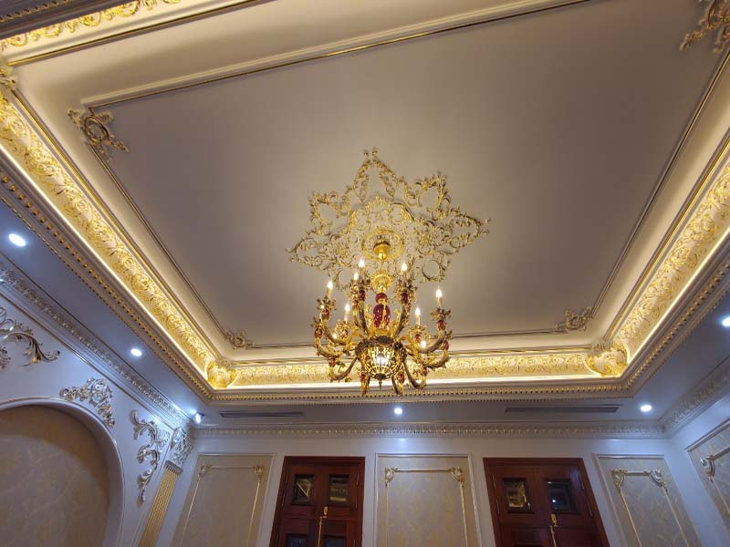 Trần nhà trang trí bằng len tường mạ vàng