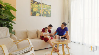 Hình ảnh gia đình chị Loan trong ngày bàn giao nhà